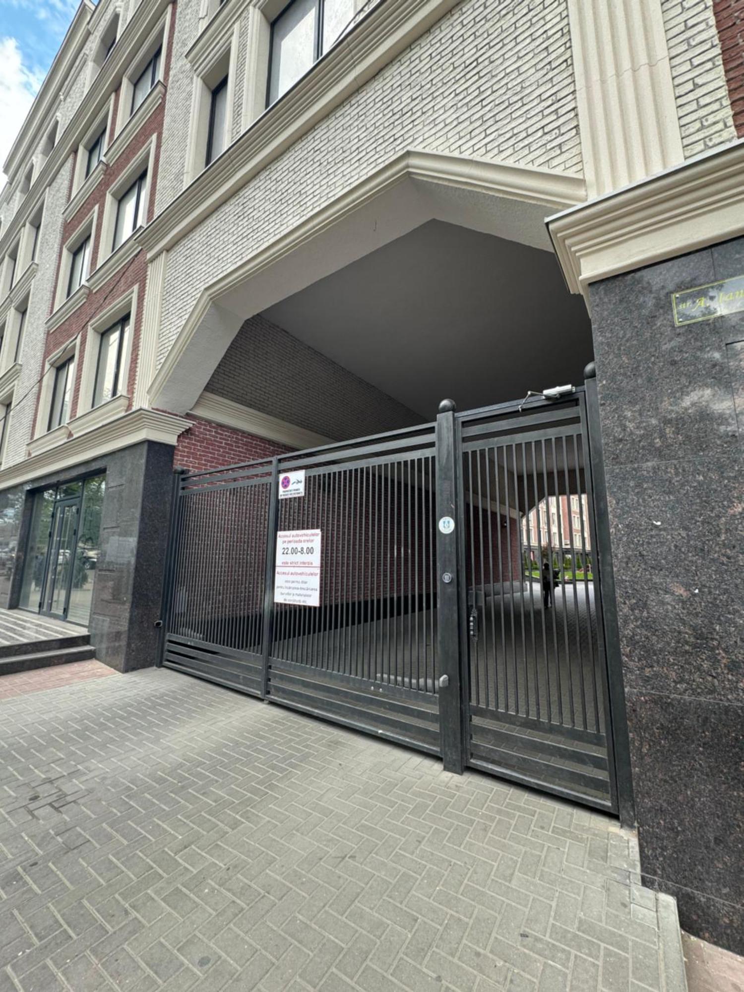 Appartement Two Bedroom In The Center, With Parking, Address Avram Iancu 32 Chişinău